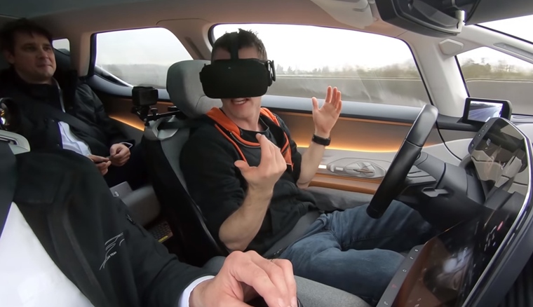 Renault ukzal svoj koncept autonmneho auta s VR